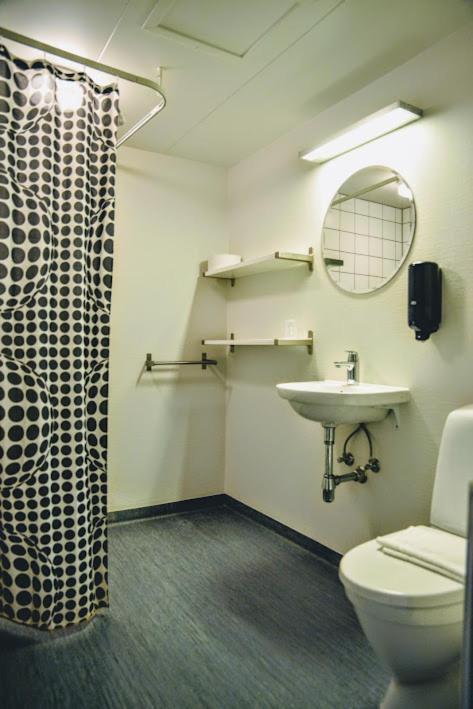 Hostel Stoberiet Svendborg Zewnętrze zdjęcie A typical shower room