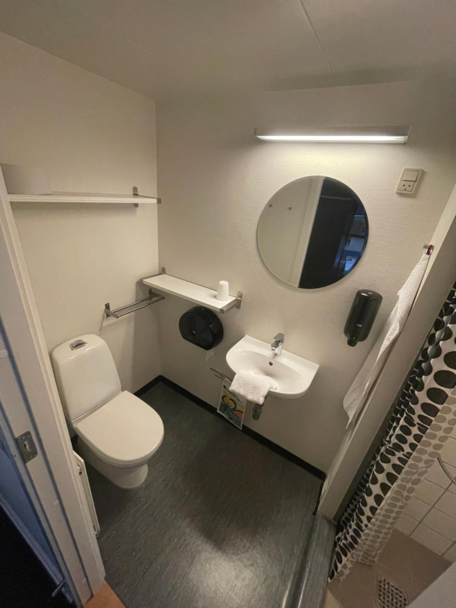Hostel Stoberiet Svendborg Zewnętrze zdjęcie A typical bathroom in a student residence hall at the University of Helsinki