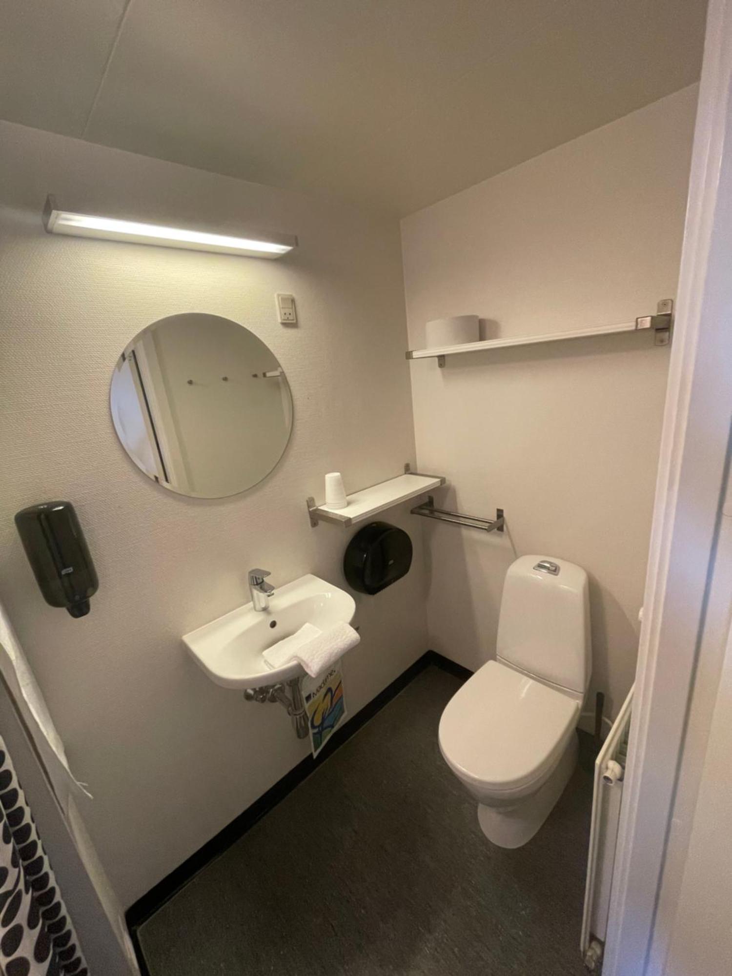 Hostel Stoberiet Svendborg Zewnętrze zdjęcie A typical bathroom in a hostel