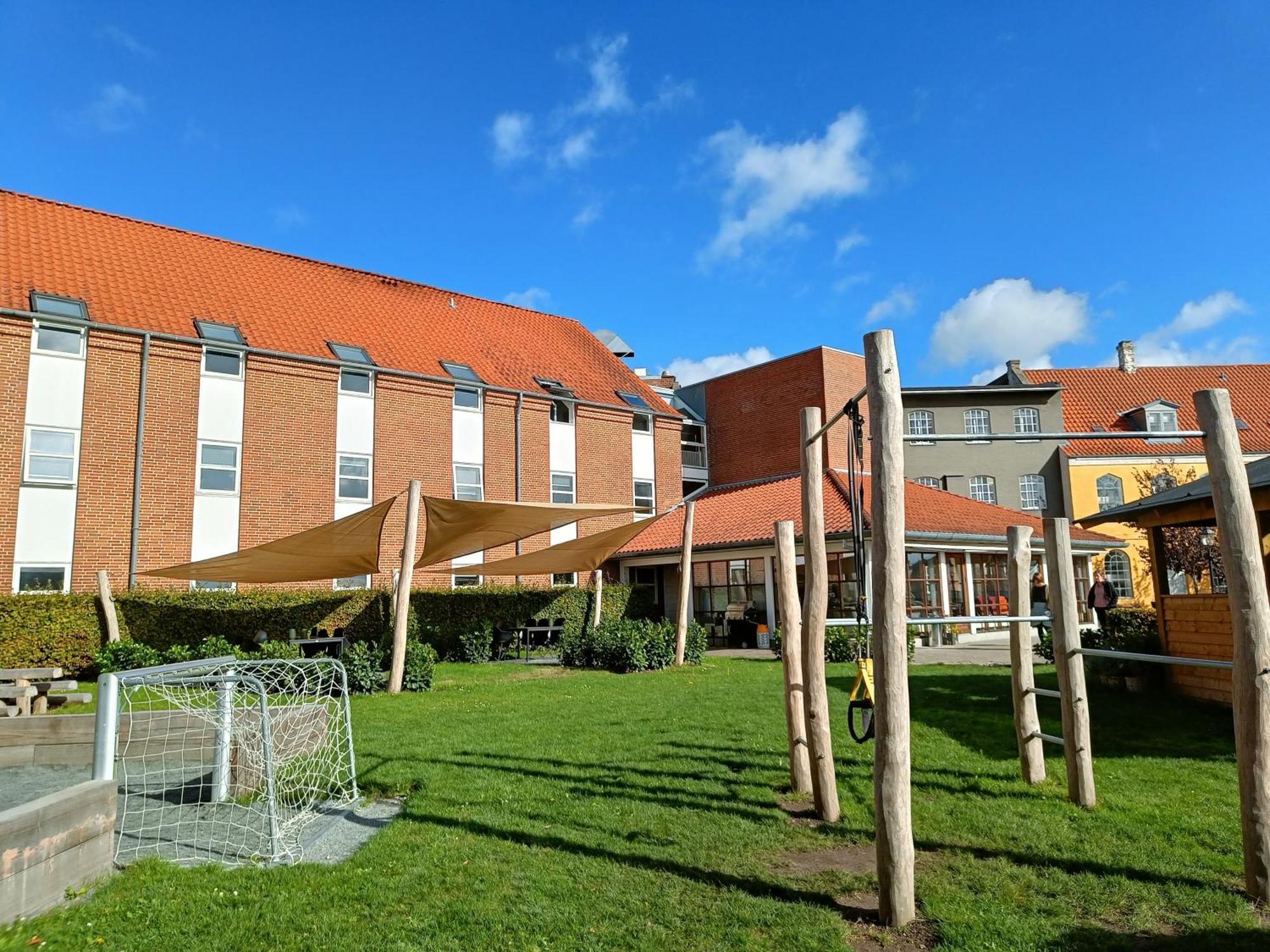 Hostel Stoberiet Svendborg Zewnętrze zdjęcie The school's main building