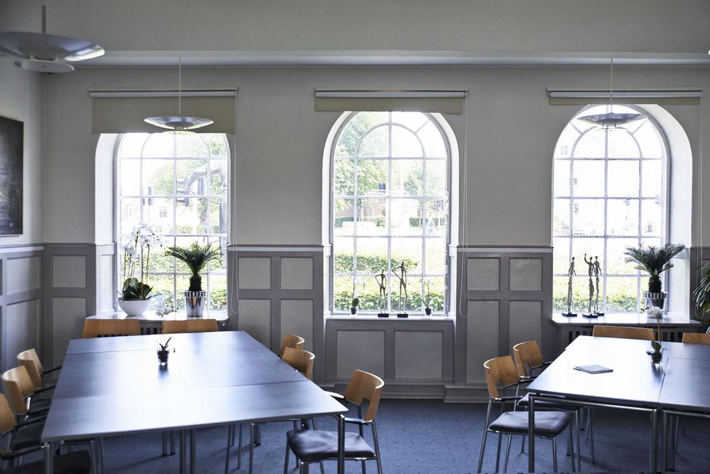 Hostel Stoberiet Svendborg Zewnętrze zdjęcie The interior of the Old Library